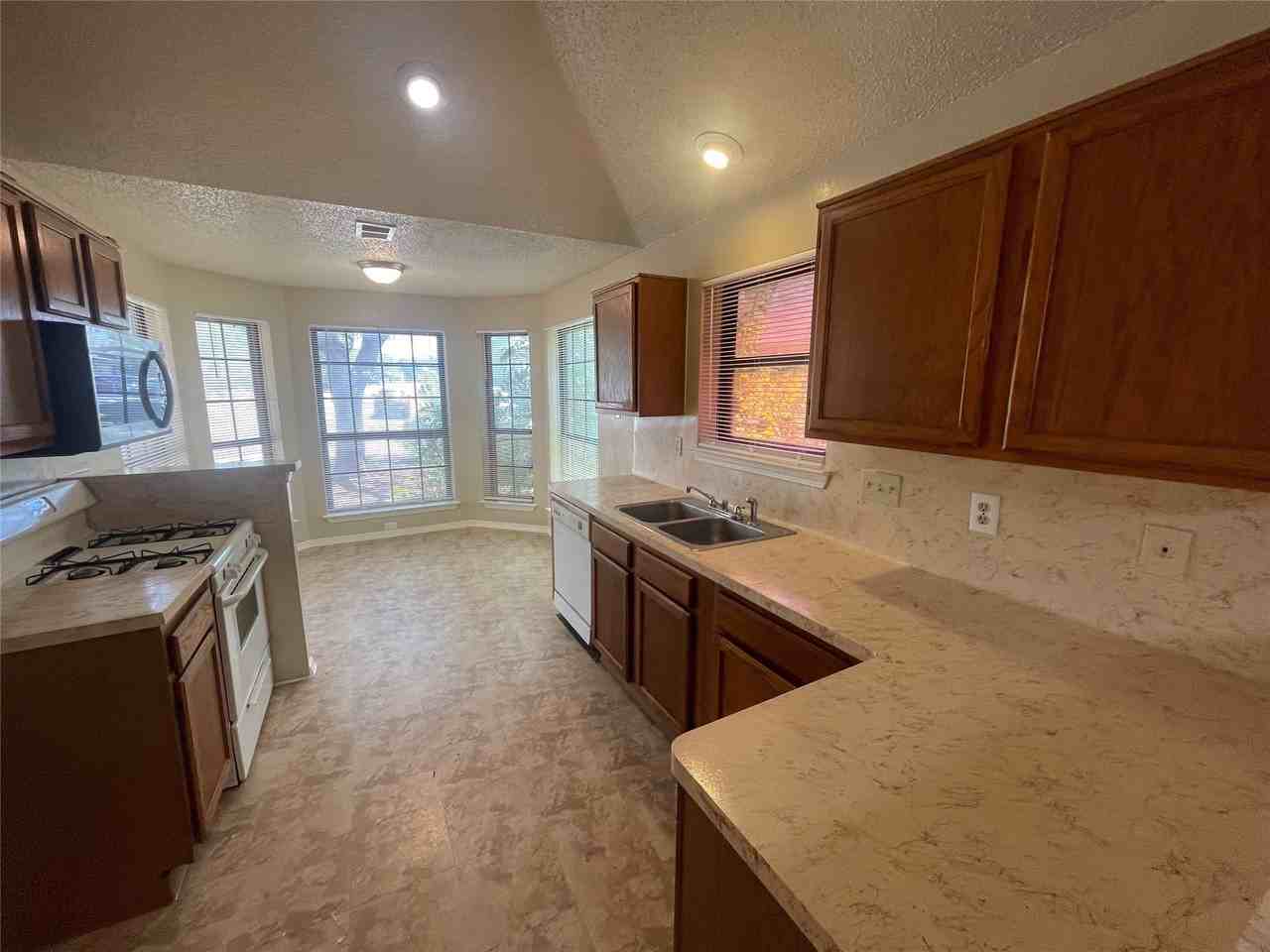 1319 Glencliff Ct - Photo 5 of 14