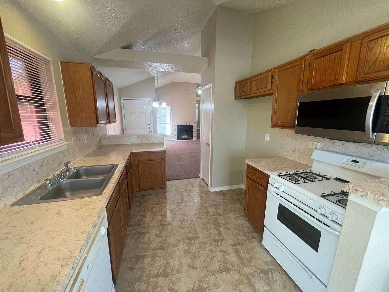 1319 Glencliff Ct - Photo 7 of 14