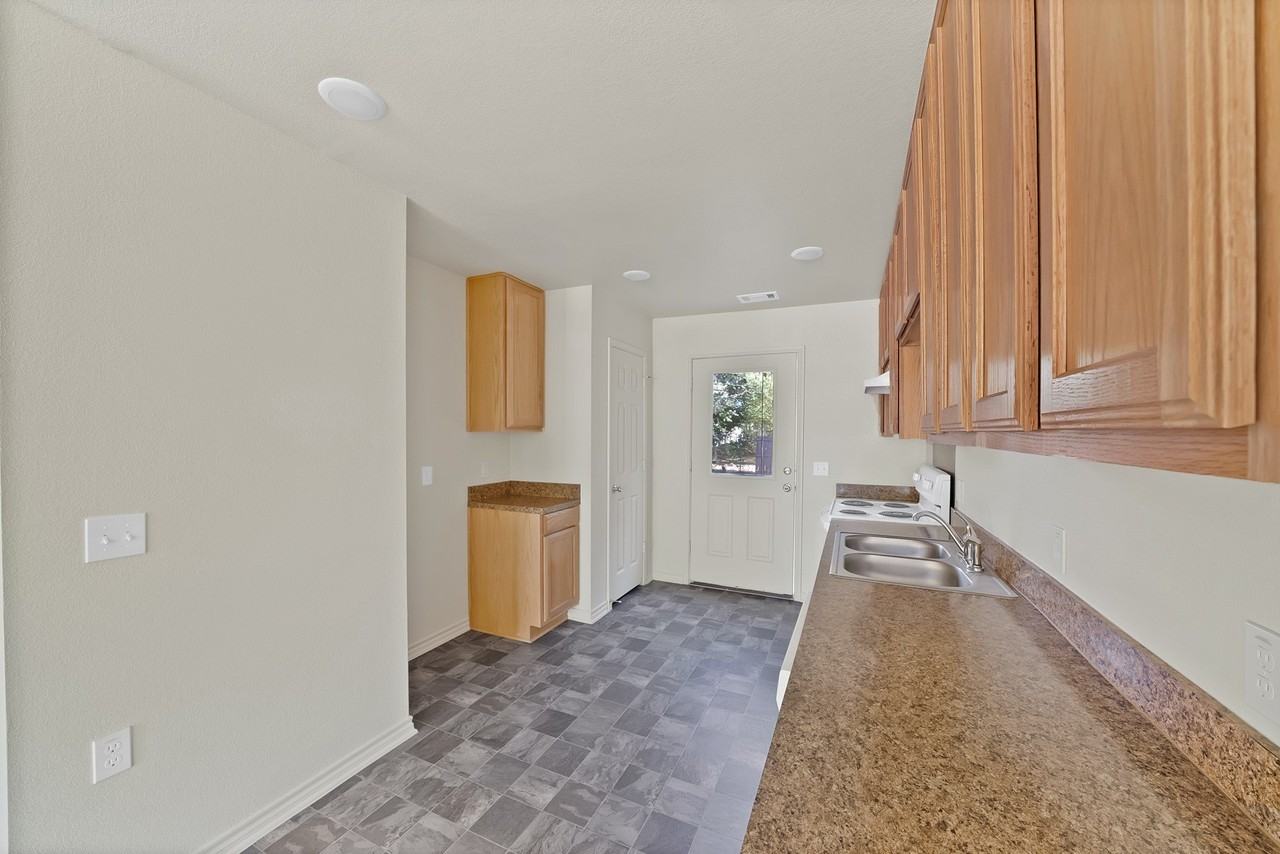 1415 E Jefferson Ave - Photo 5 of 25