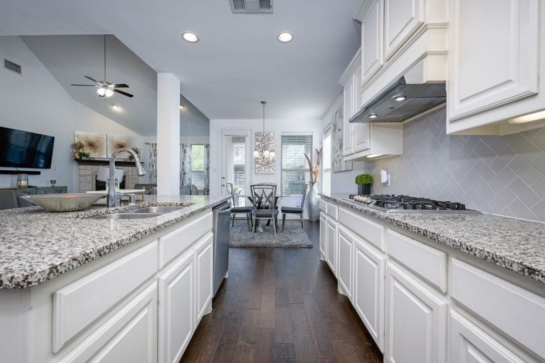 863 Forest St - Photo 6 of 27