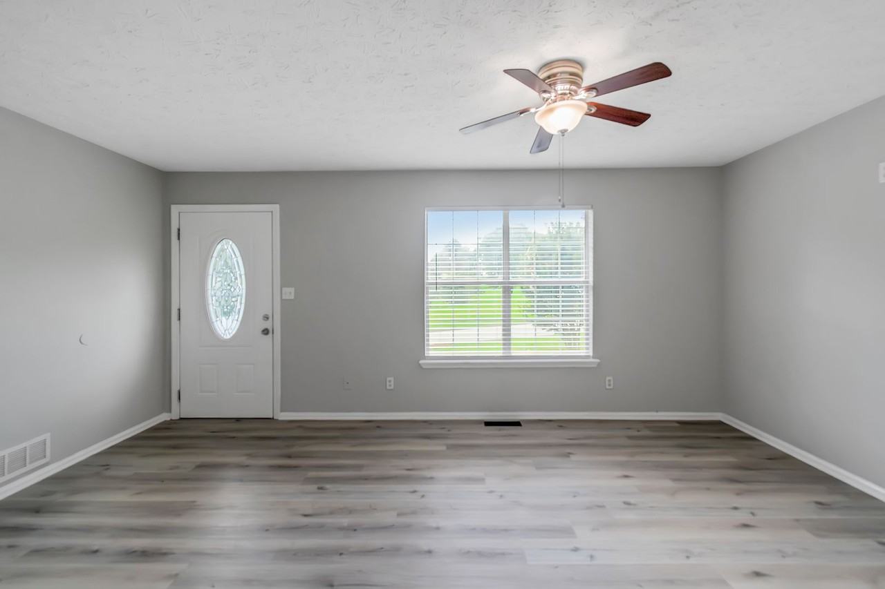 207 Cobblestone Ct - Photo 4 of 18