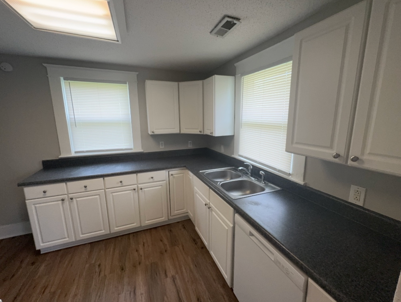 2413 Stuart St - Photo 2 of 10
