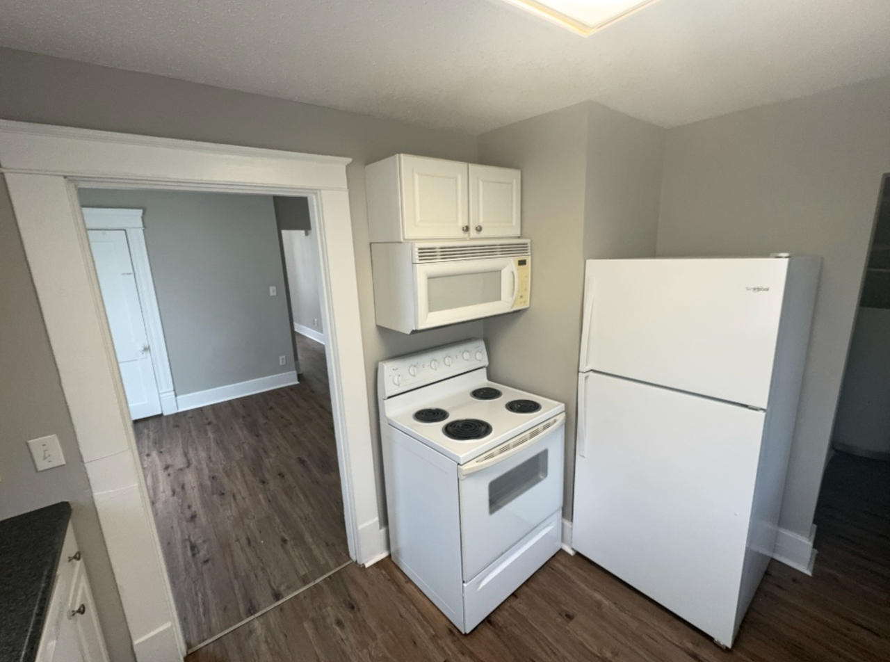 2413 Stuart St - Photo 4 of 10