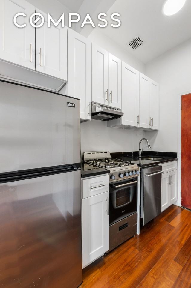 235 W 15th St #1A - Photo 3 of 4