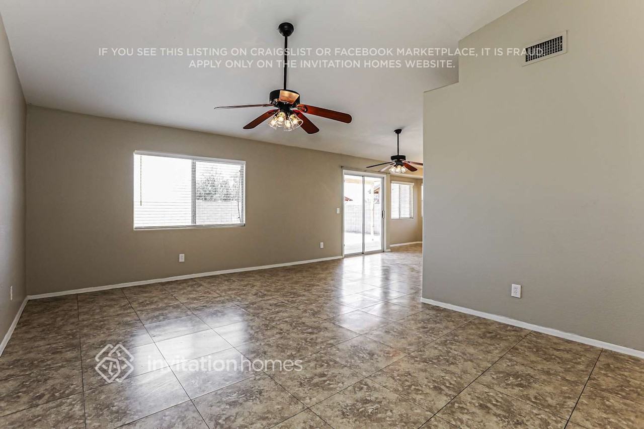 1667 S Stetson Ct - Photo 3 of 17