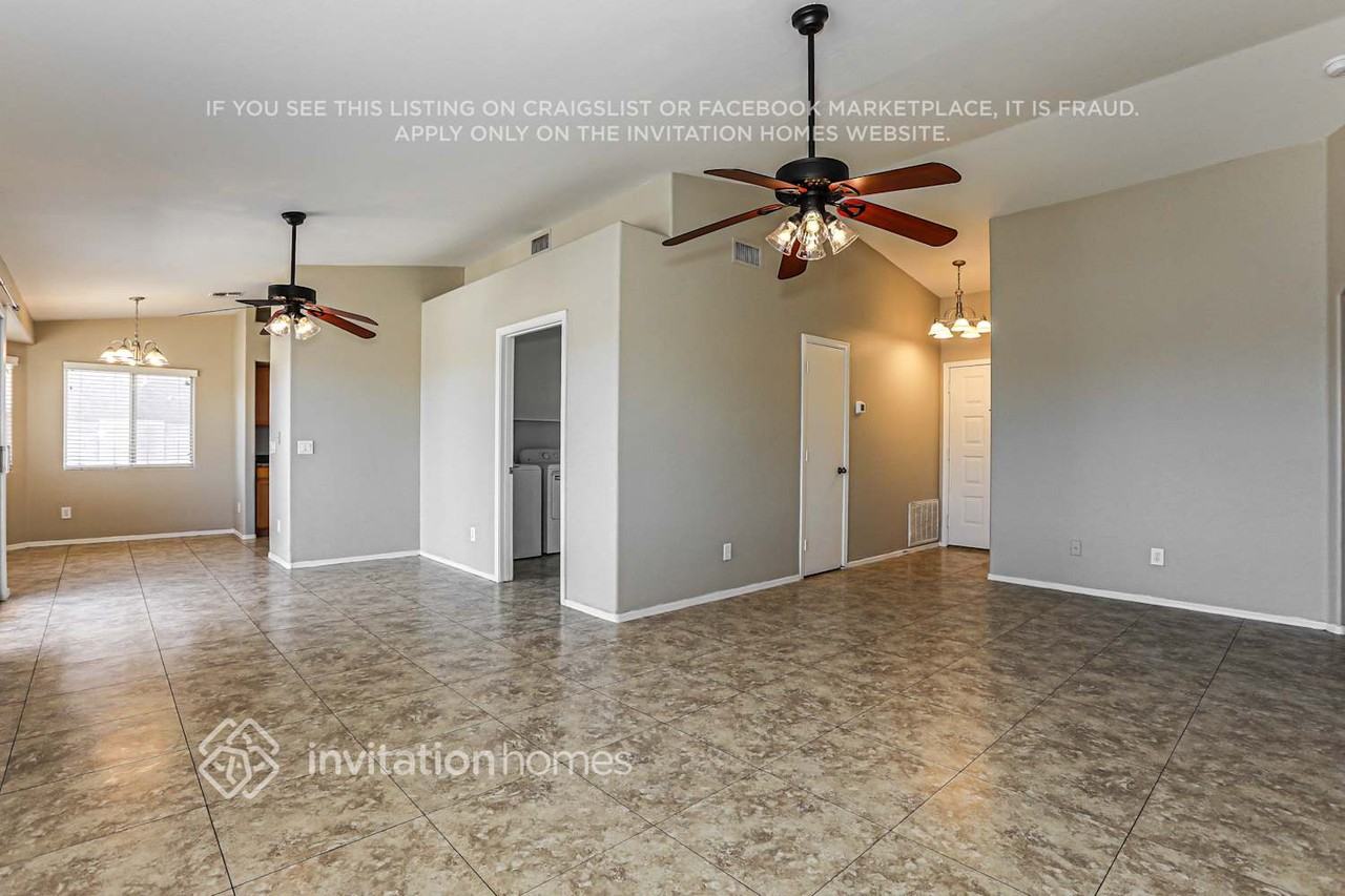 1667 S Stetson Ct - Photo 4 of 17