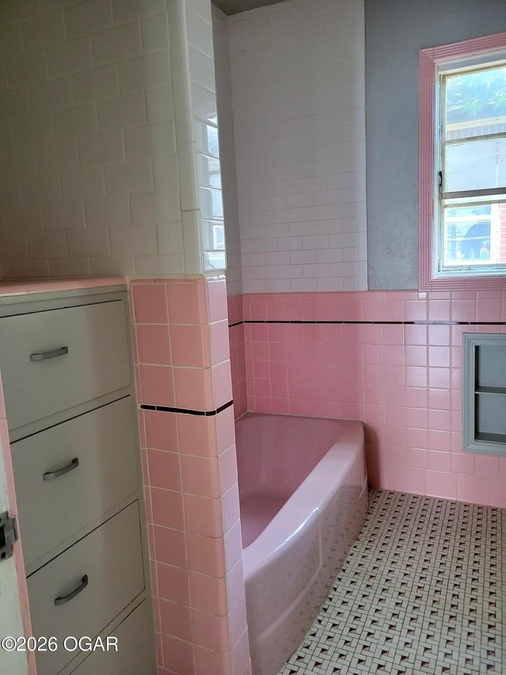 809 W 4th St #B - Photo 2 of 8
