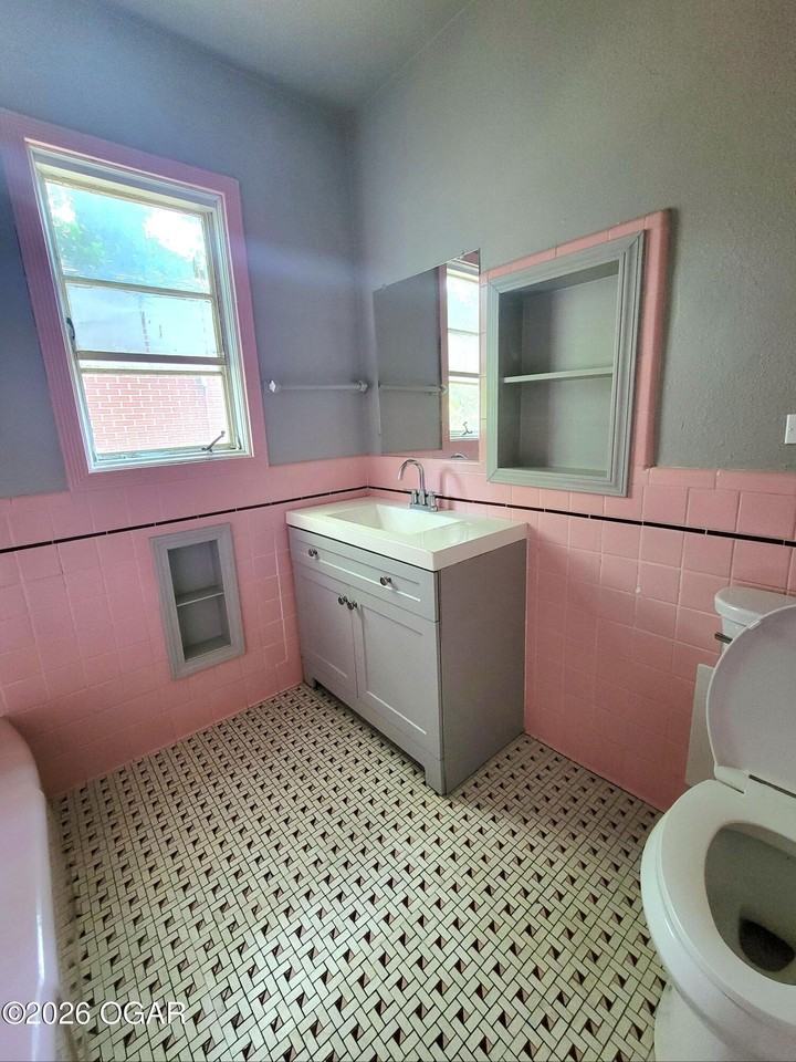 809 W 4th St #B - Photo 3 of 8