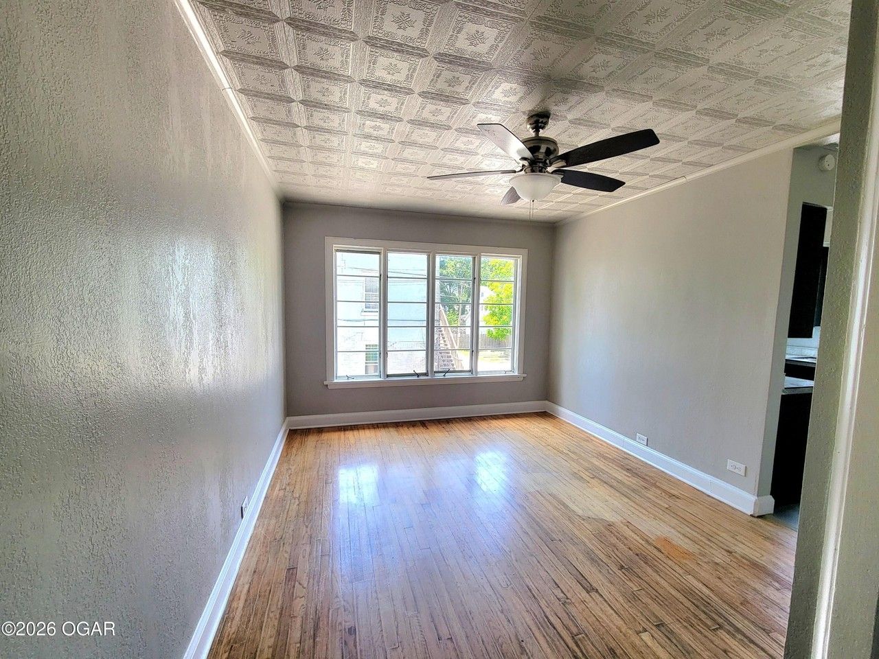 809 W 4th St #B - Photo 6 of 8