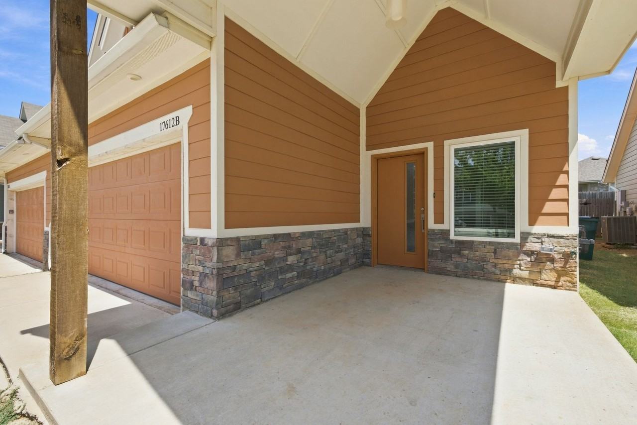 17612 Hampton Park Dr #B - Photo 3 of 20