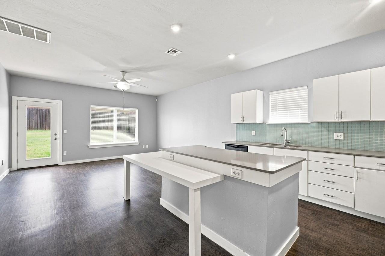 17612 Hampton Park Dr #B - Photo 6 of 20