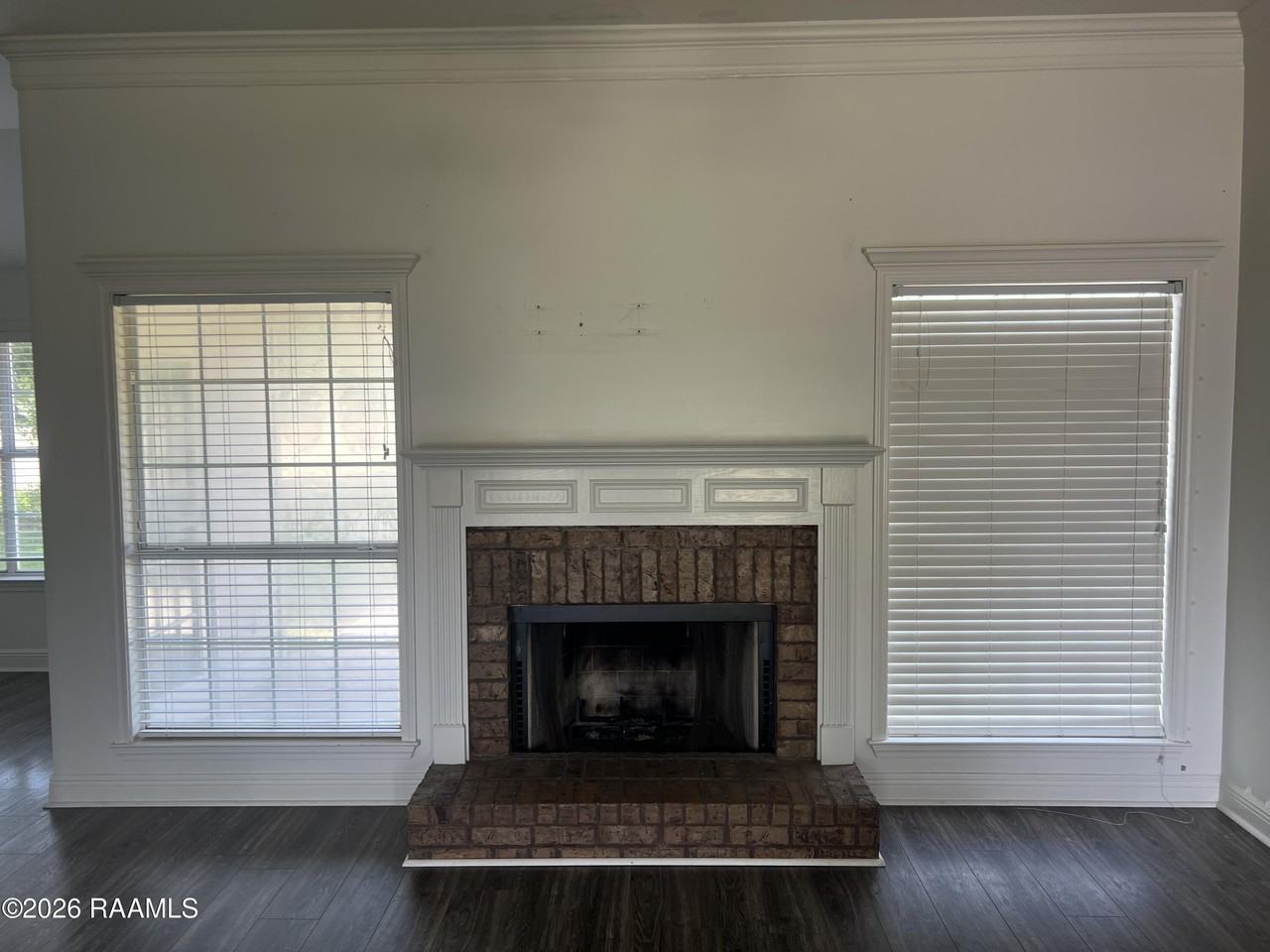 136 Pinnacle Dr - Photo 3 of 10