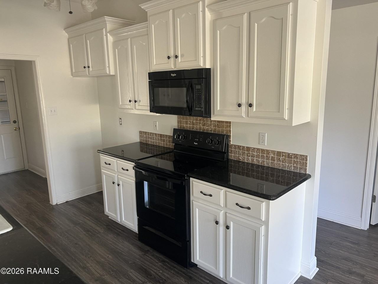 136 Pinnacle Dr - Photo 4 of 10