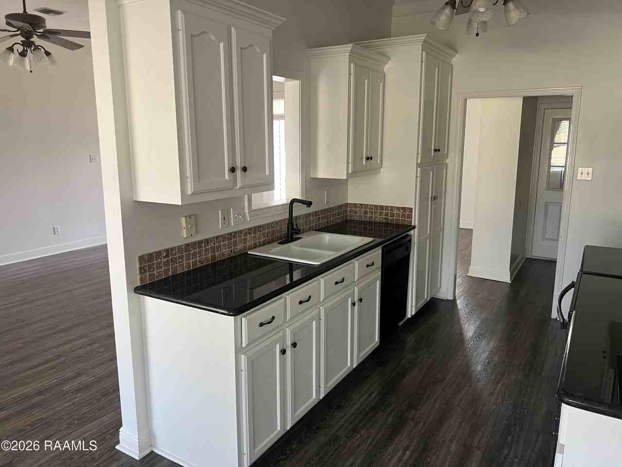 136 Pinnacle Dr - Photo 5 of 10