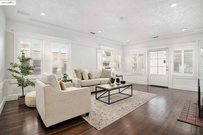 1226 West Elm Street - Photo 7 of 10