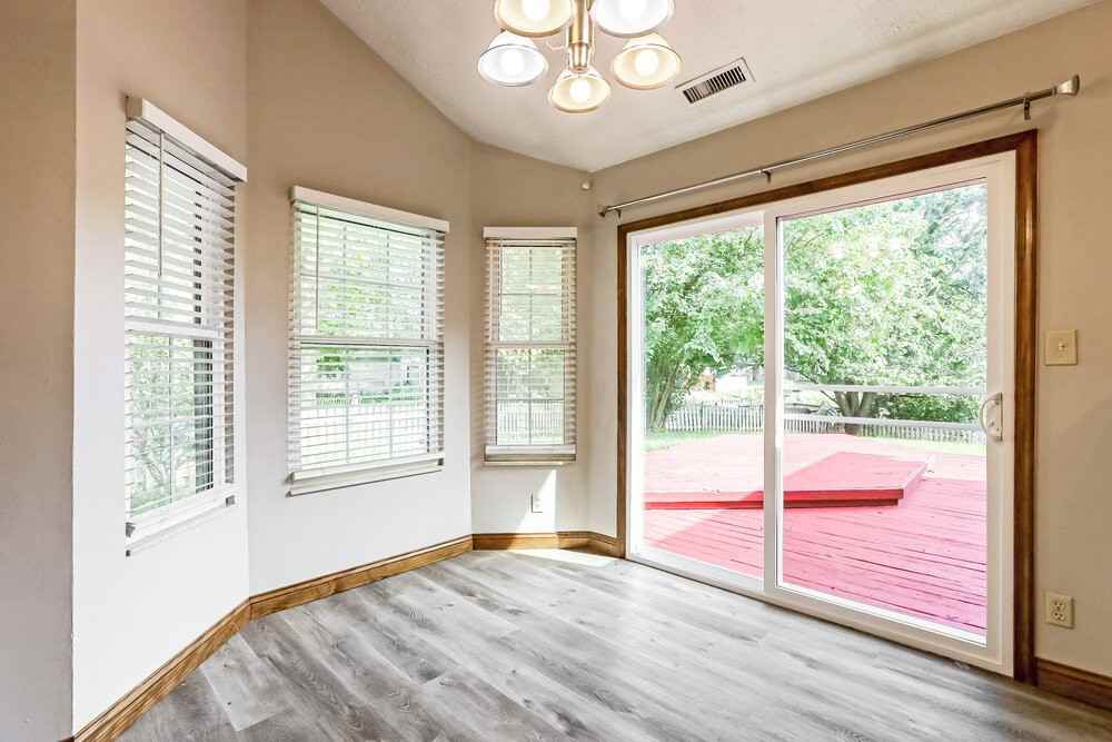 8867 Sundrop Rd - Photo 5 of 16