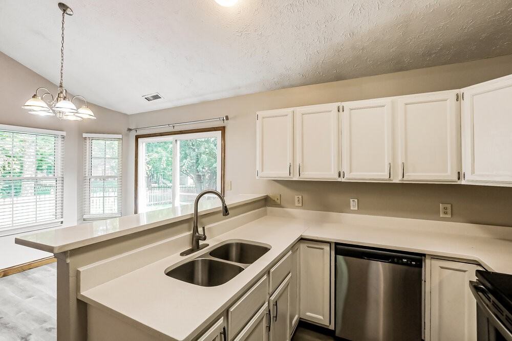 8867 Sundrop Rd - Photo 7 of 16