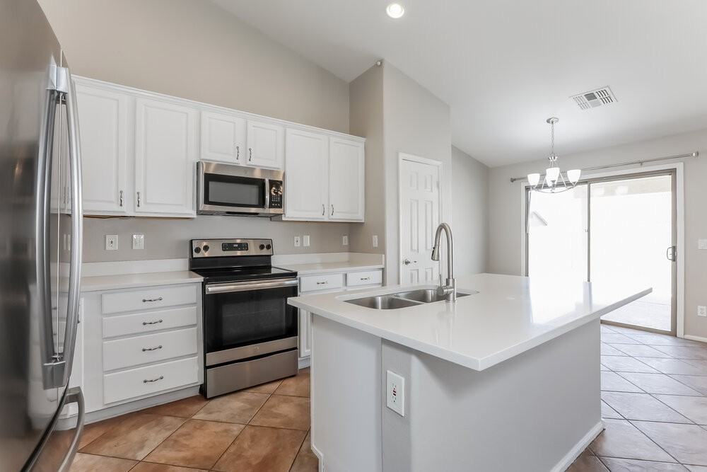 4148 E Stratford Pl - Photo 6 of 16