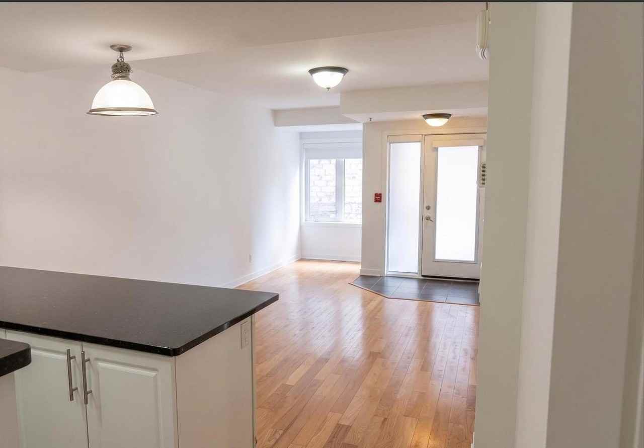 458 King Edward Ave - Photo 5 of 14