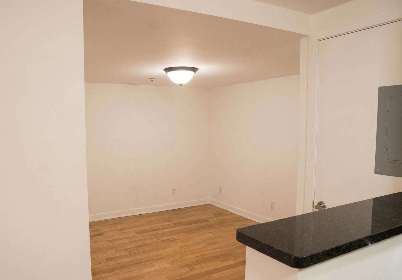 458 King Edward Ave - Photo 7 of 14
