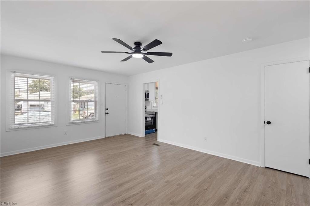 906 37th St - Photo 3 of 9
