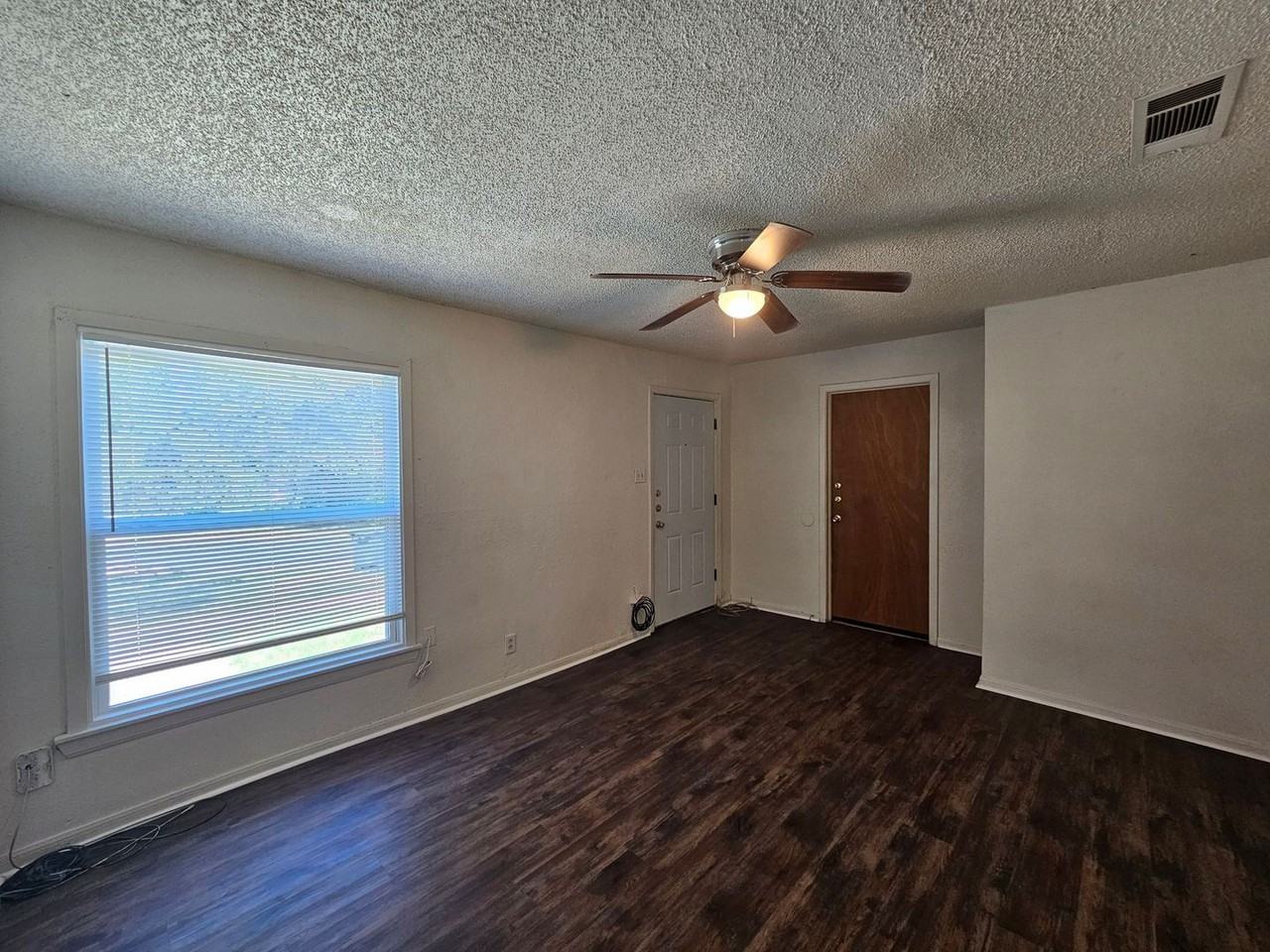 806 Carlisle Ave - Photo 3 of 19