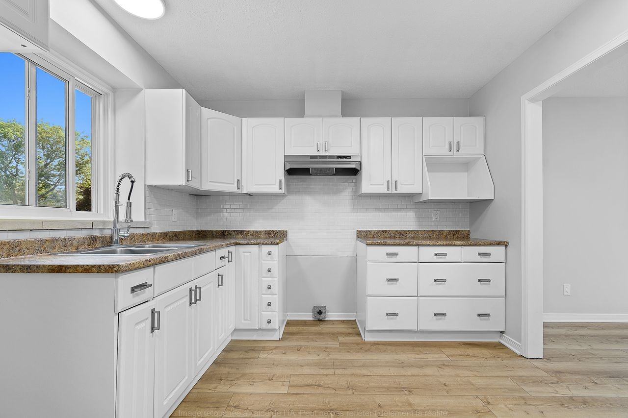 176 Barrow Cres - Photo 3 of 24