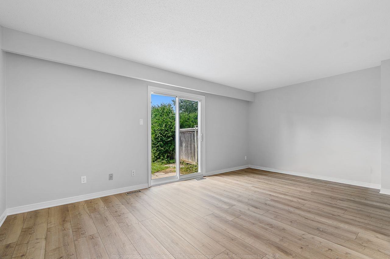 176 Barrow Cres - Photo 5 of 24