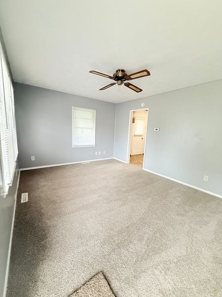 705 N Eisenhower Dr - Photo 2 of 9
