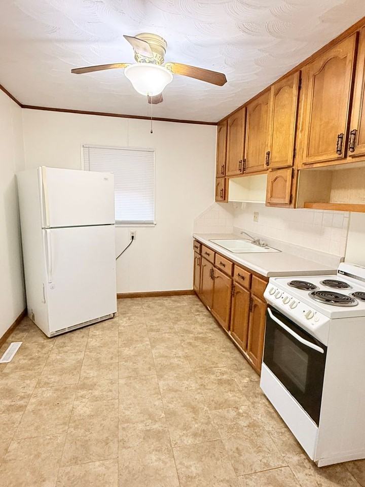 705 N Eisenhower Dr - Photo 3 of 9