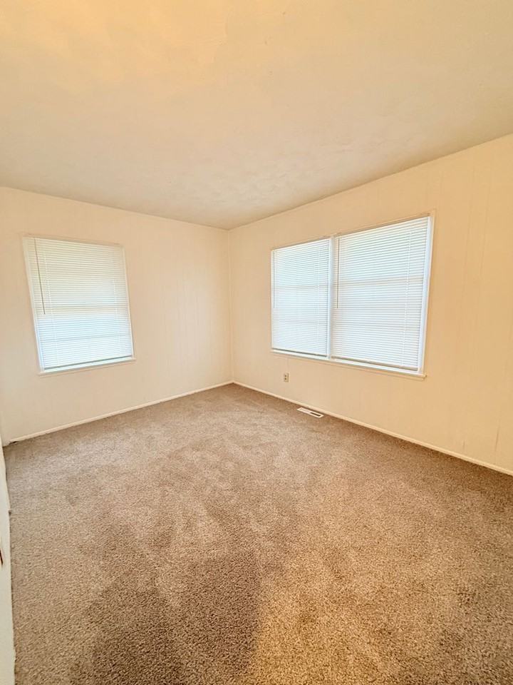 705 N Eisenhower Dr - Photo 5 of 9