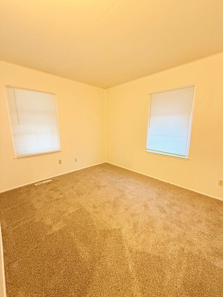 705 N Eisenhower Dr - Photo 6 of 9