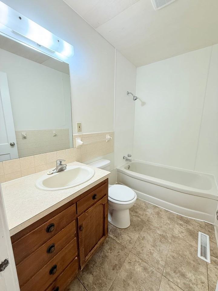 705 N Eisenhower Dr - Photo 7 of 9