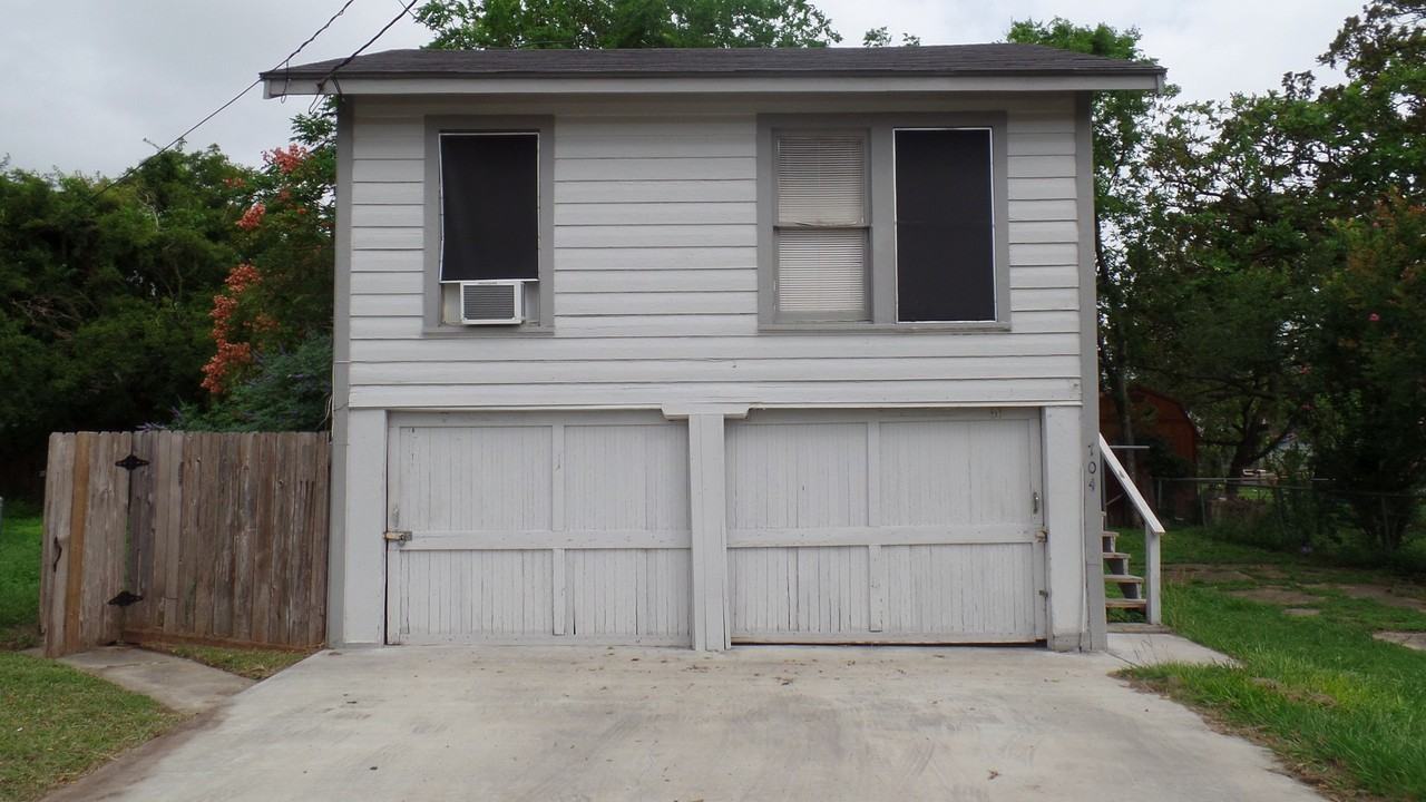 704 E Guadalupe St - Photo 3 of 3