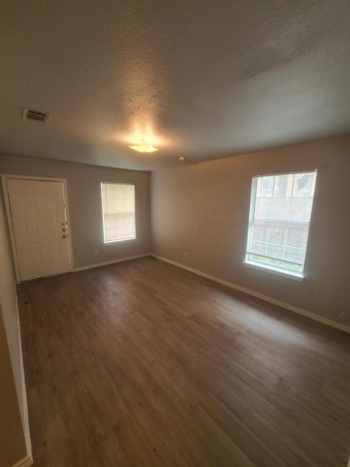 1516 Barron Ln - Photo 2 of 7