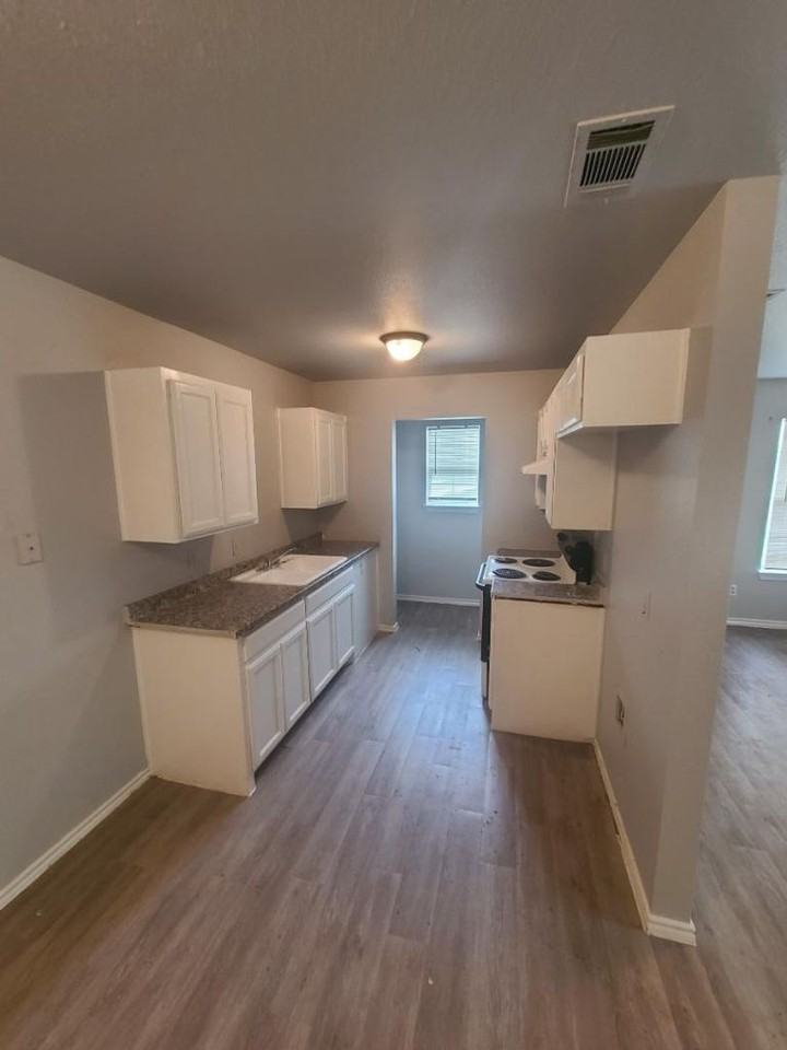 1516 Barron Ln - Photo 3 of 7