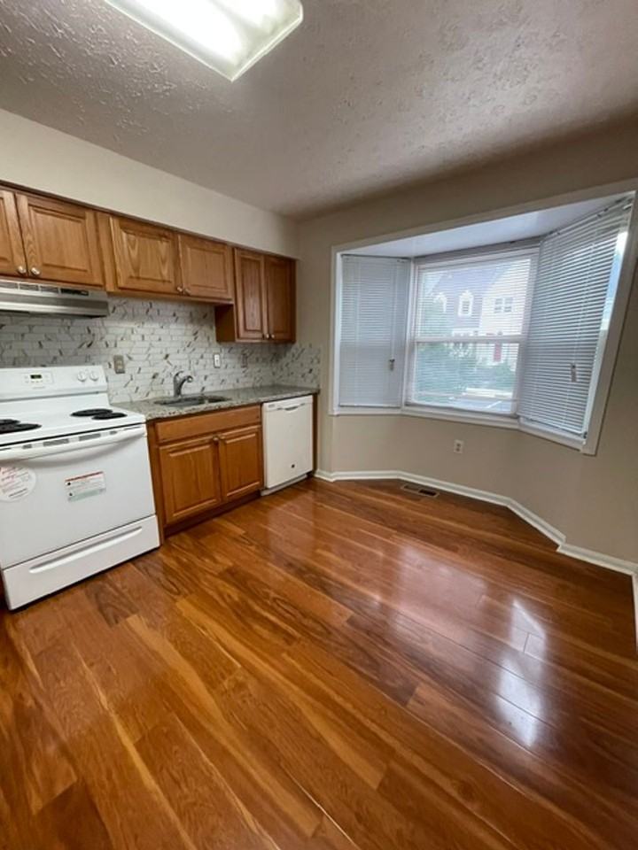 806 Flagler Dr - Photo 3 of 21