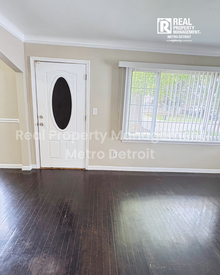 19367 Roscommon St - Photo 2 of 16