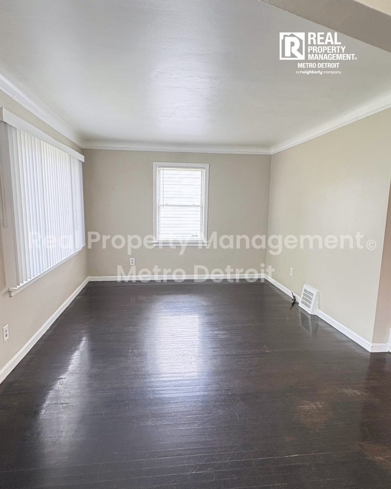 19367 Roscommon St - Photo 3 of 16