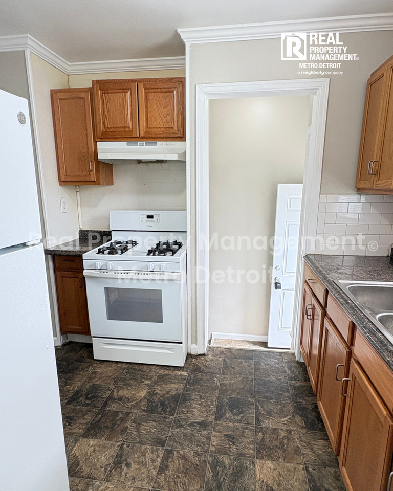 19367 Roscommon St - Photo 7 of 16