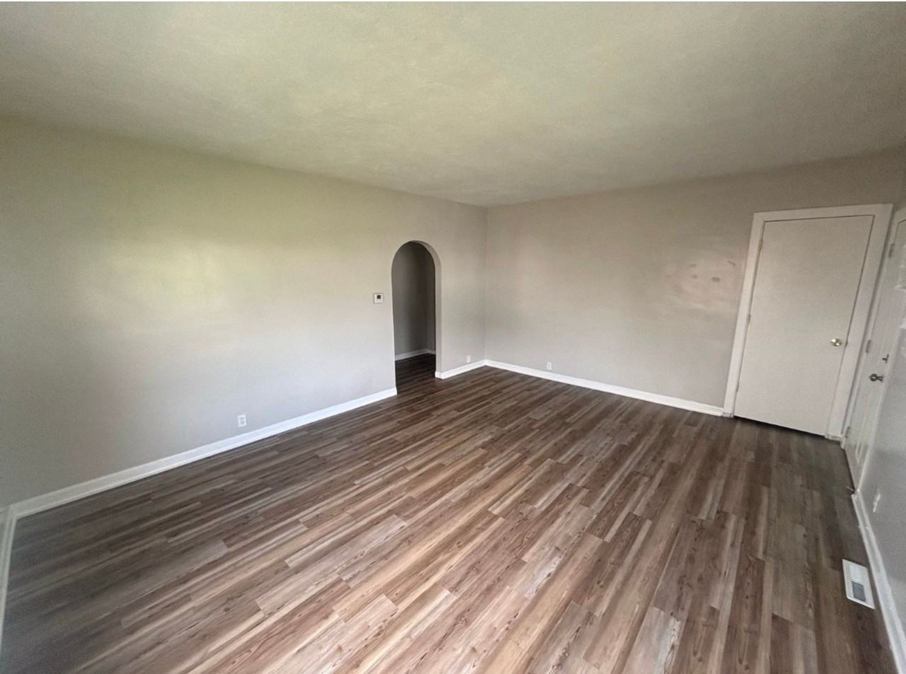 523 Weston St - Photo 4 of 9