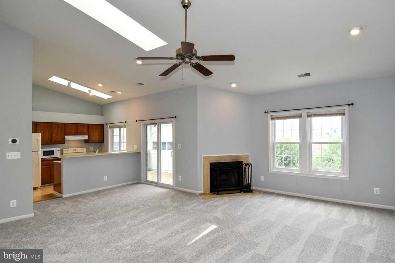 4056 Grays Pointe Ct - Photo 7 of 39