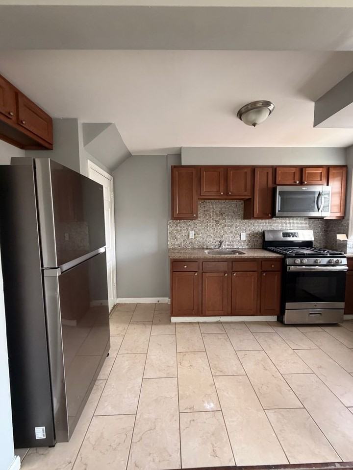 2229 Graythorn Rd - Photo 4 of 23