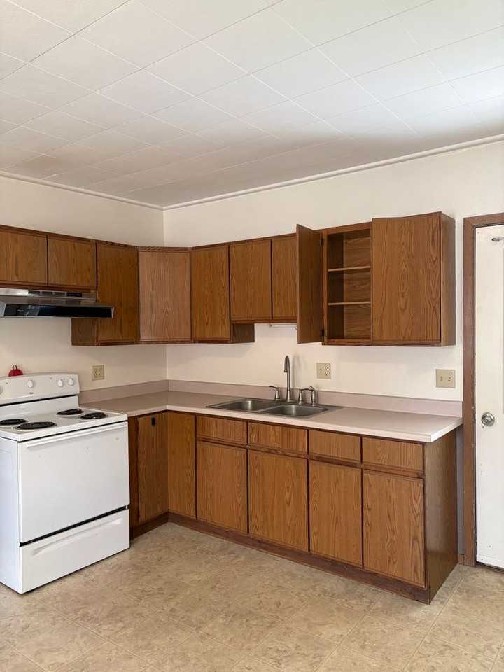 332 Cedar St - Photo 4 of 10