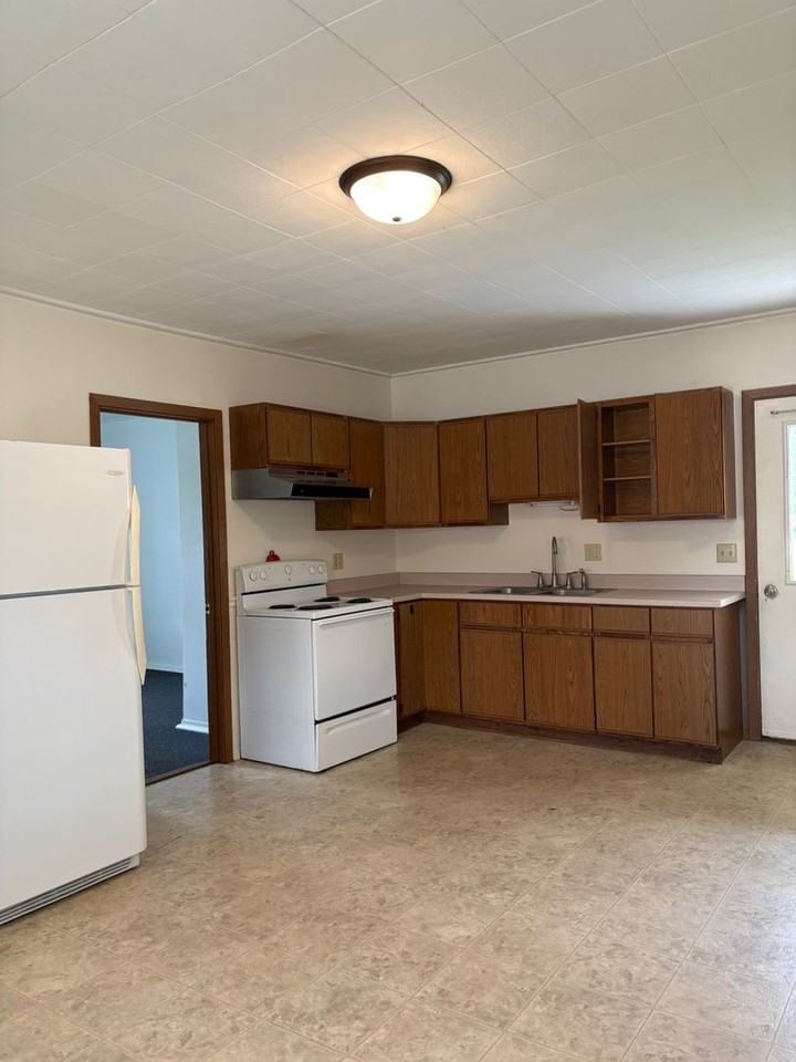 332 Cedar St - Photo 5 of 10