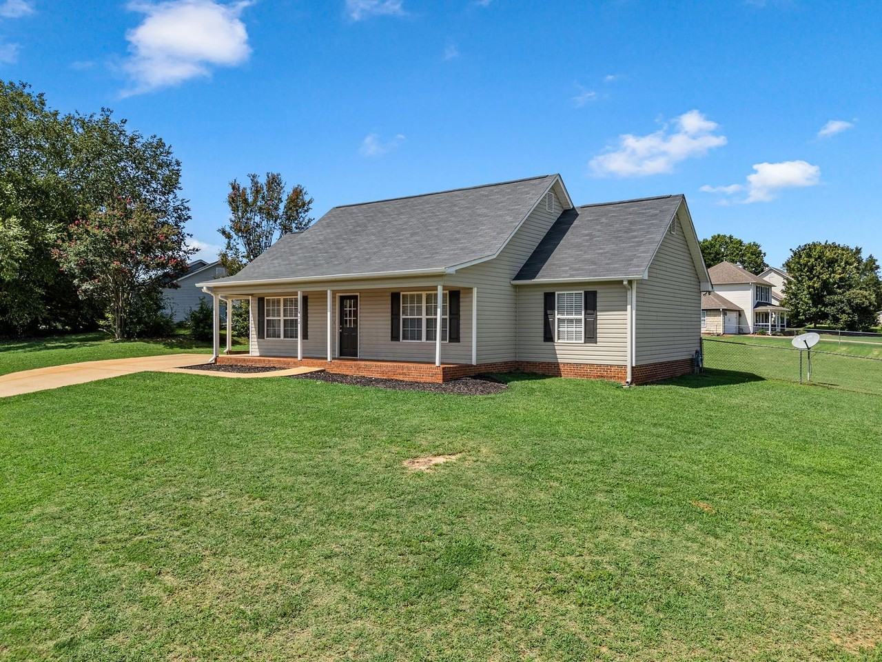 402 Mcfall Ct - Photo 3 of 30