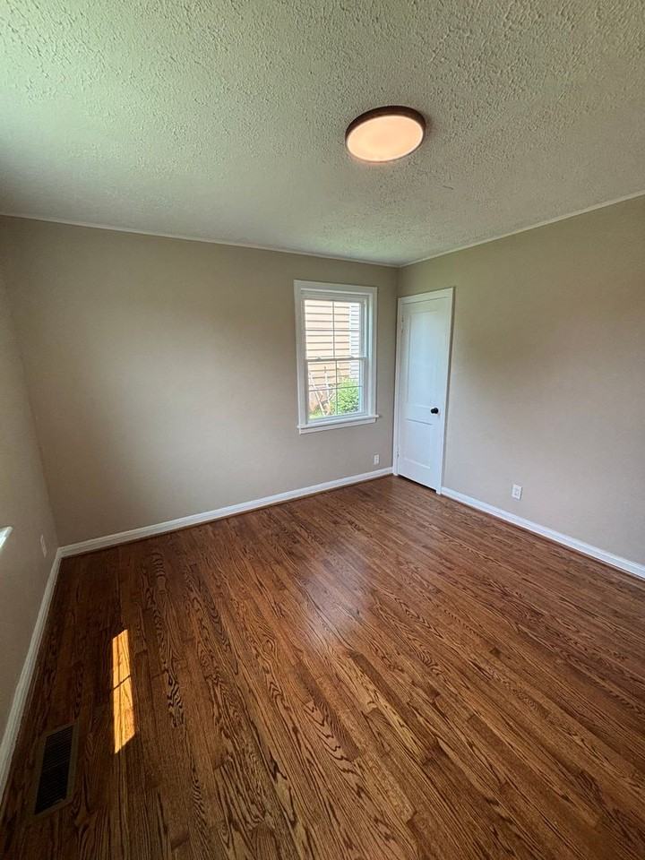 1300 Harding St - Photo 5 of 8