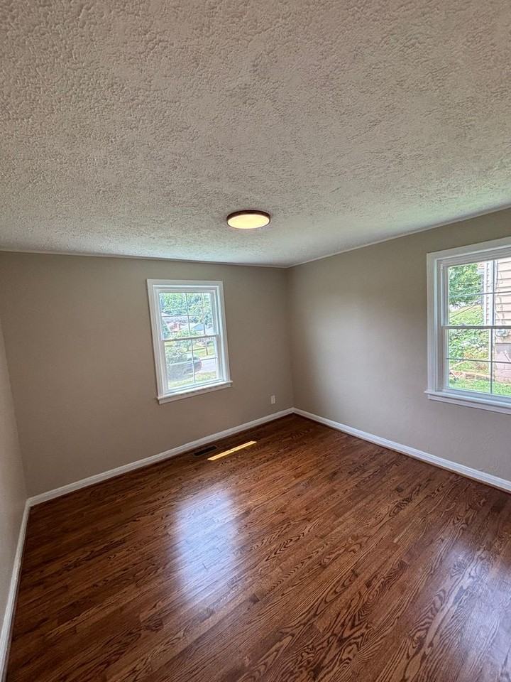 1300 Harding St - Photo 6 of 8