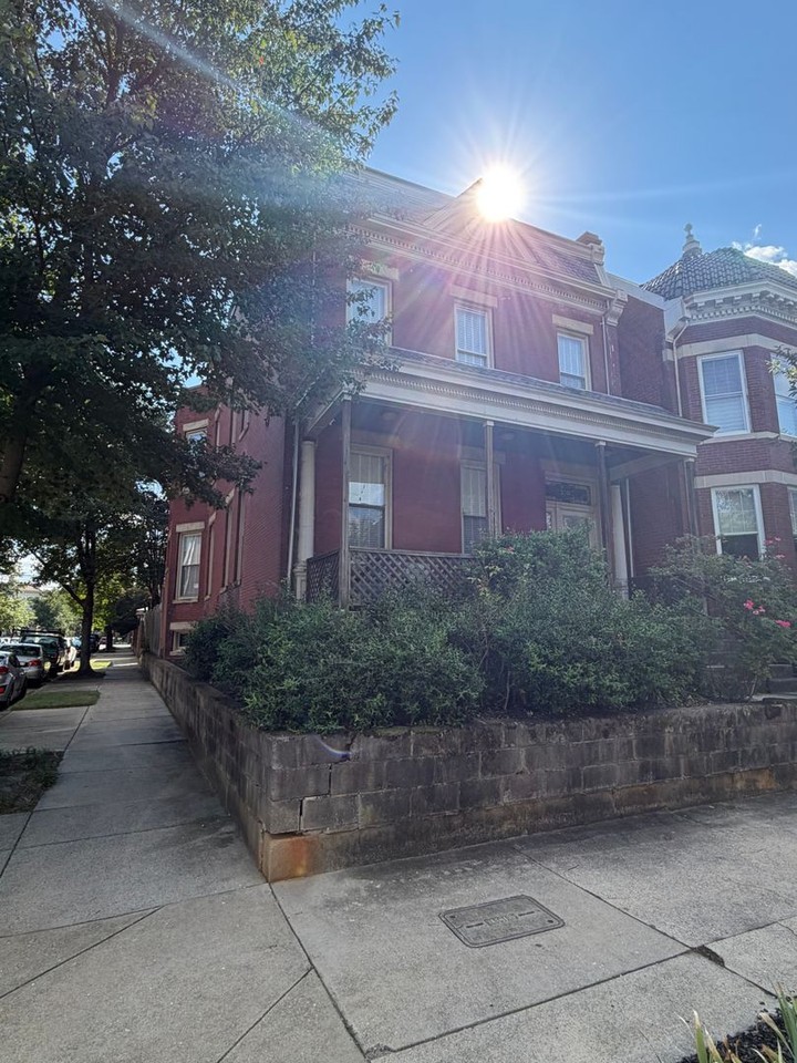 2301 W Grace St - Photo 2 of 35