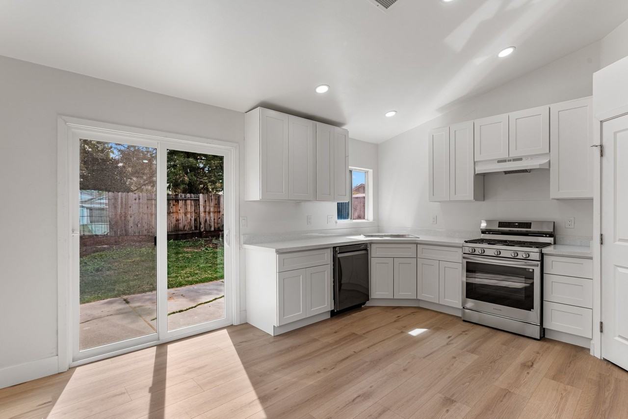5520 Muskingham Way - Photo 2 of 18